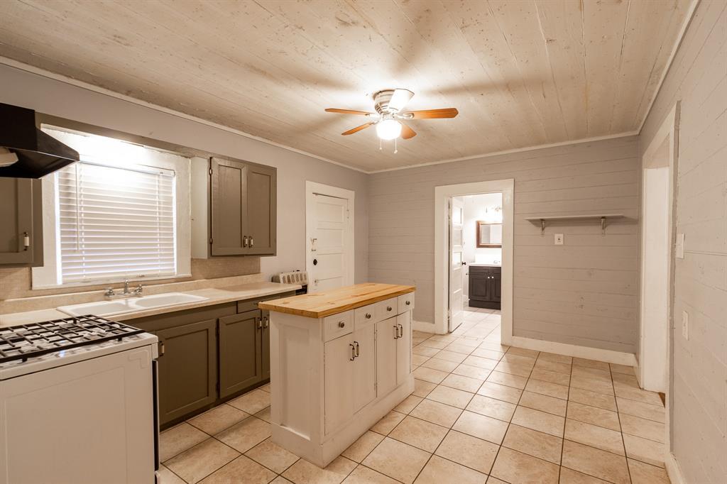 104 S Beauregard St, Alvin, TX 77511 Room for Rent in Alvin, TX