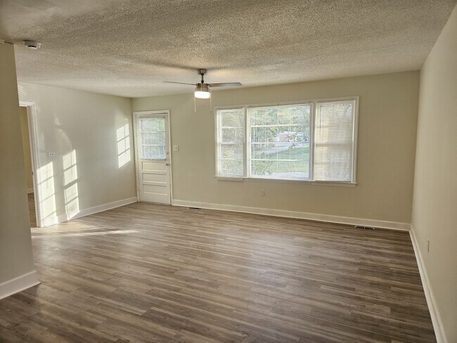 Foto del edificio - 1445 Pine Spring Dr