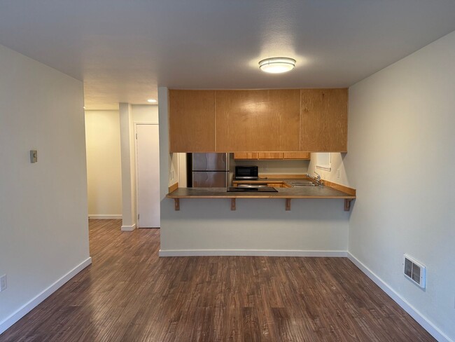 Building Photo - Cozy Bottom Floor 1 Bed 1 Bath Shoreline C...