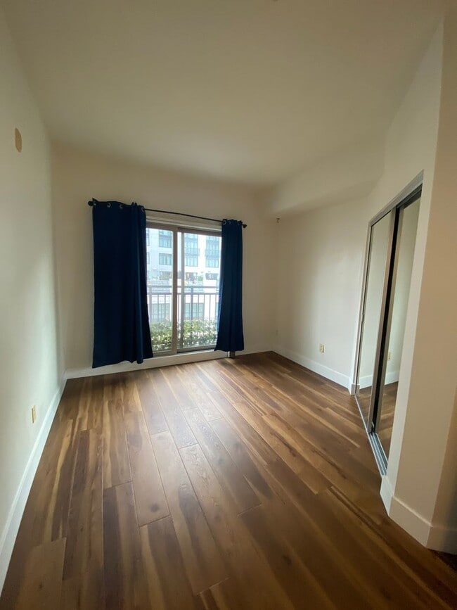 Building Photo - 450 J St