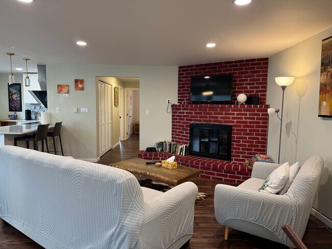 Building Photo - CLICK "REQUEST A TOUR" NOW!