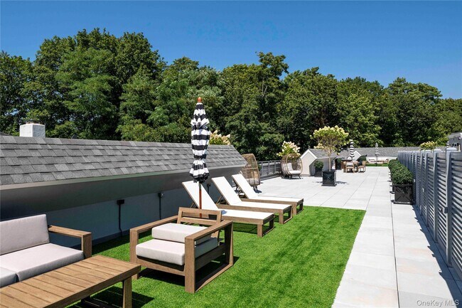 Foto del edificio - 100 E Putnam Ave