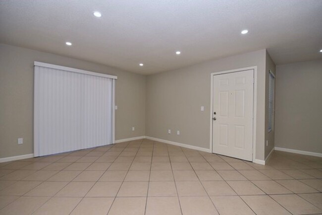 Building Photo - Gorgeous 1 Bedroom 1st Floor Completely Re...