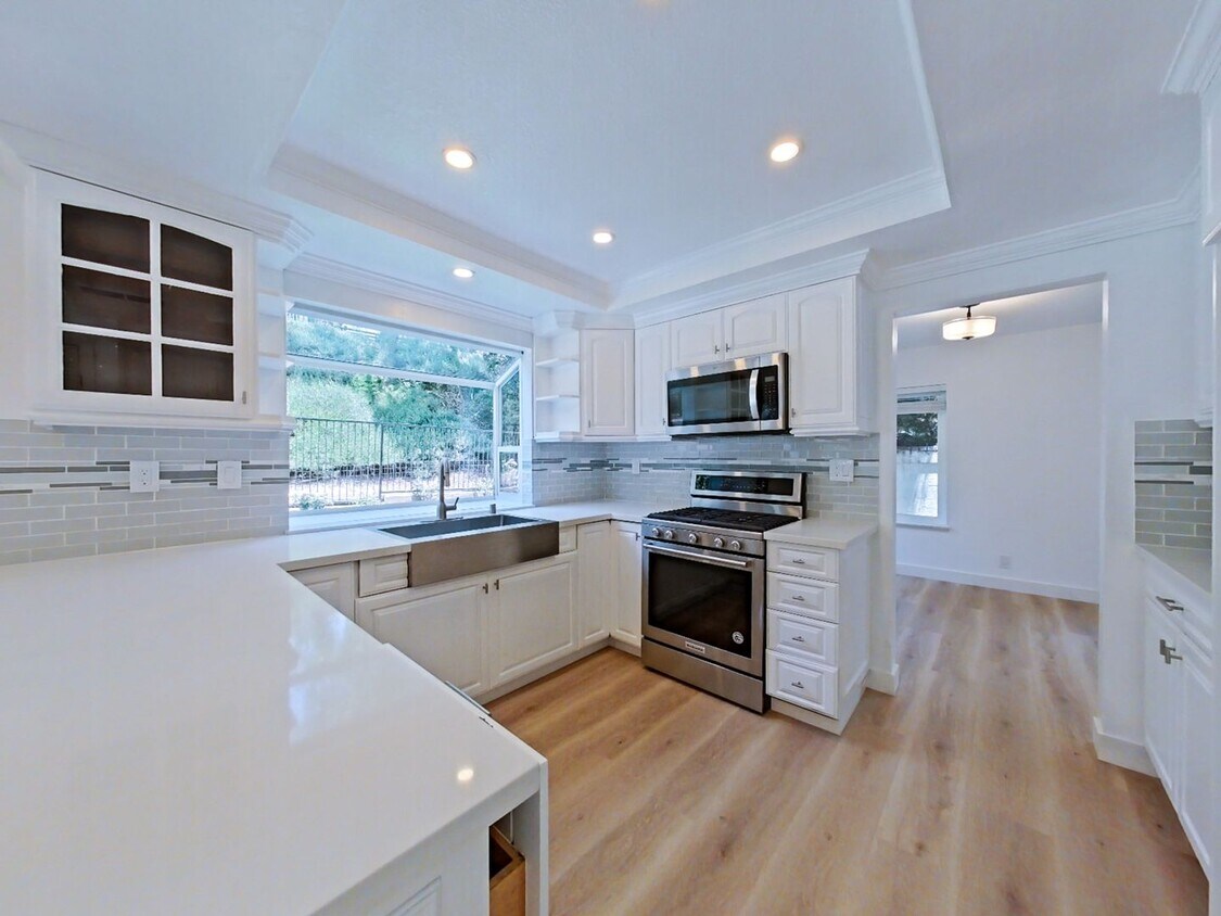 Foto principal - Stunning Remodeled Home in Dana Woods – Co...
