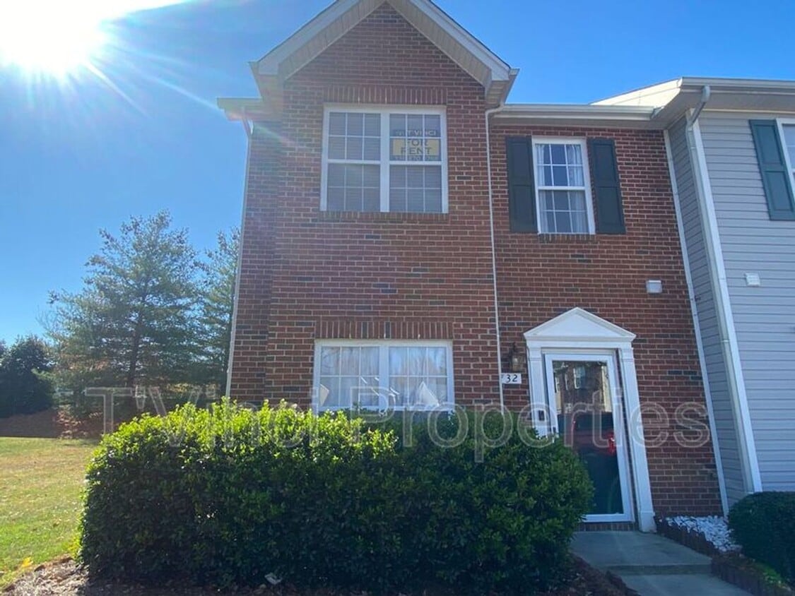 Primary Photo - 3 Bedroom, 2.5 Bathroom Townhouse in Winst...