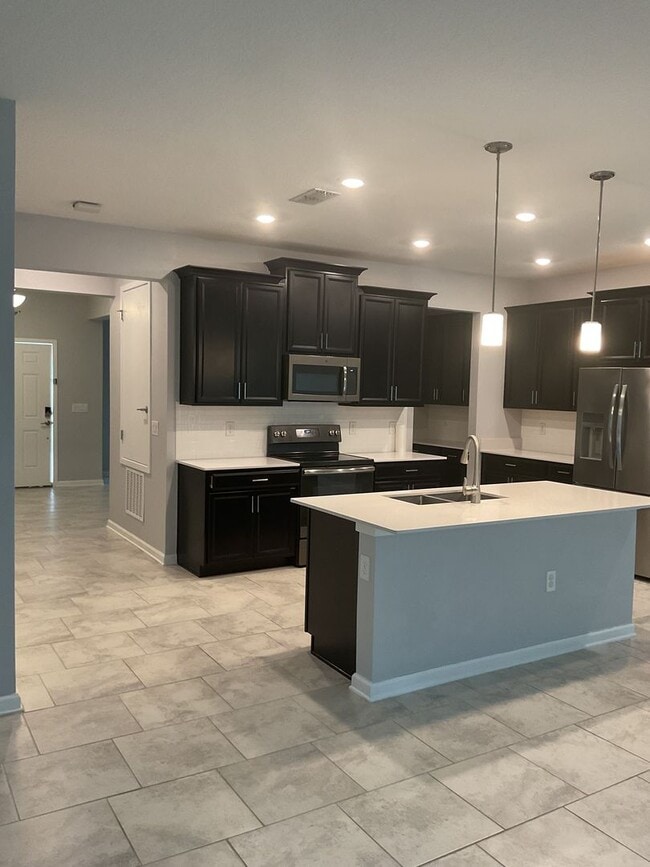 Building Photo - Beautiful 4 Bedroom 2 1/2 Bath Home in Gro...