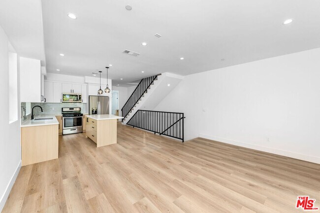 Foto del edificio - 4337 Dixie Canyon Ave