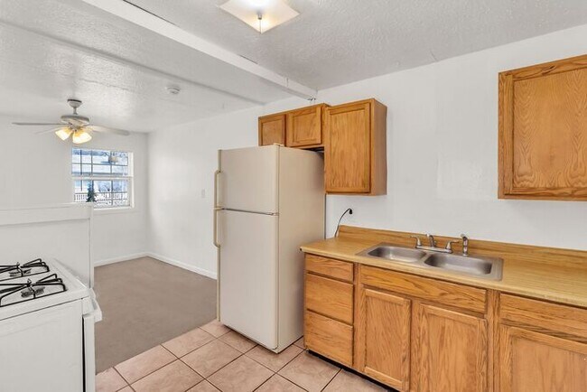 Building Photo - Bright Downtown Studio Apartment