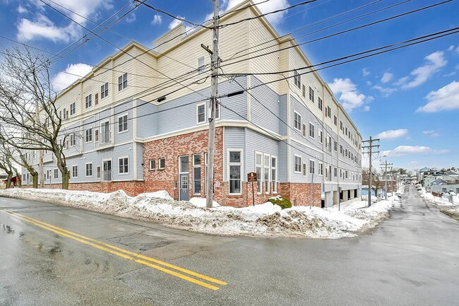 Building Photo - Sophisticated Space Designed for Comfort