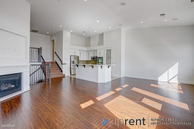Foto del edificio - 4 br, 3.5 bath Townhome - 6481 Bayview Dr,...