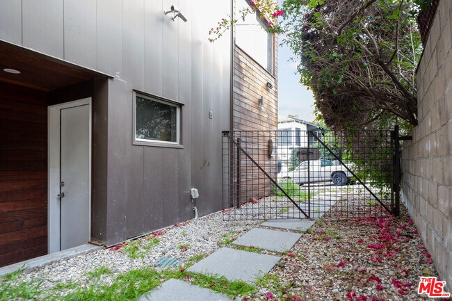 Foto del edificio - 6127 Glen Tower St