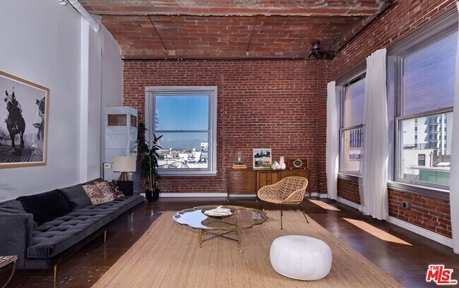 Foto del edificio - 215 W 7th St