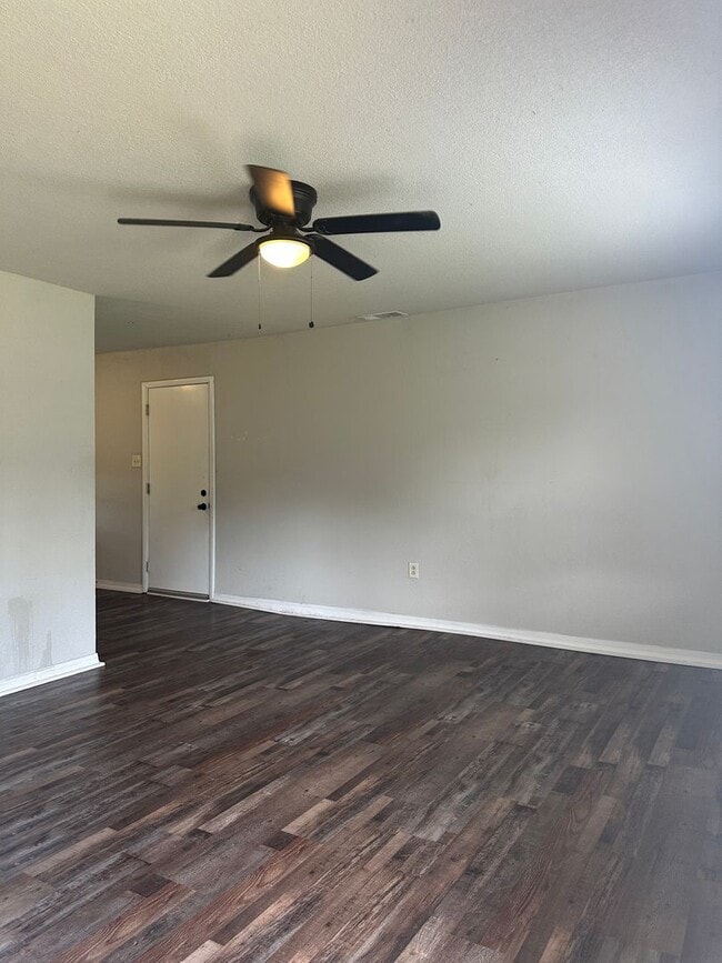 Building Photo - $1,100.00 MOVE-IN-SPECIAL