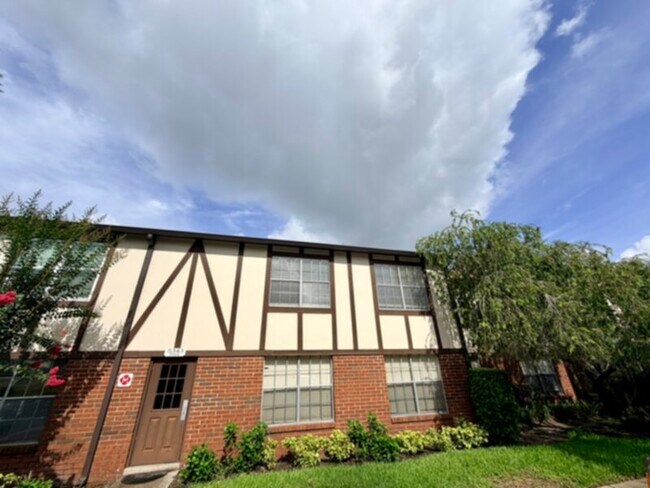 Building Photo - 3 Bedroom Condo in Camelot By The Lake