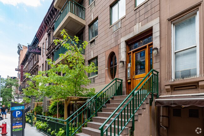 Entrada - 325 W 51st St