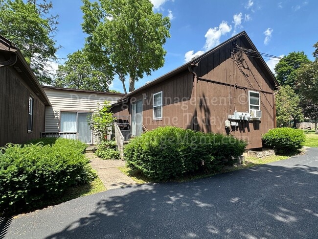Building Photo - 2 Bedroom 1 Bath Ranch Apartment Home with washer dryer hookups for rent in Newark, NY