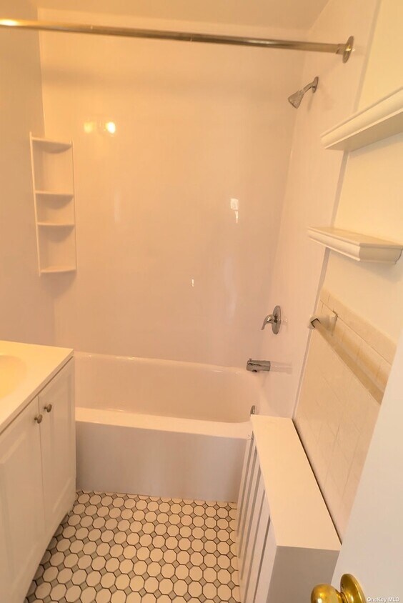 Foto del edificio - 626 Stewart Ave