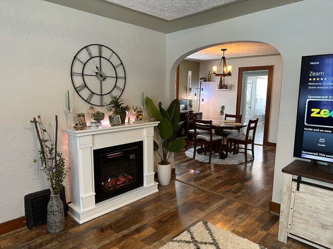 Building Photo - 211 S Oak St