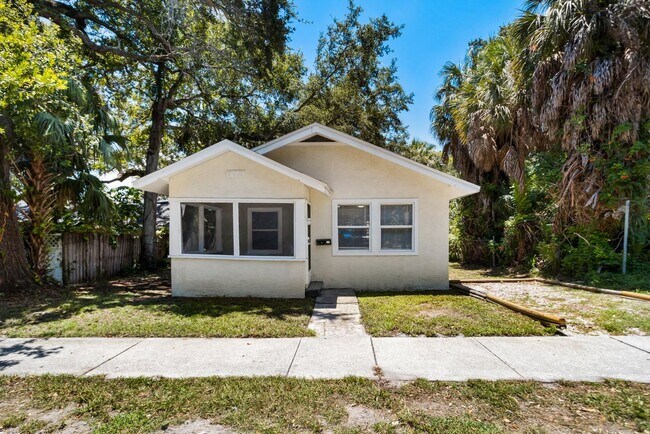 Building Photo - Cute 3bdrm/1bath home with porch & large y...