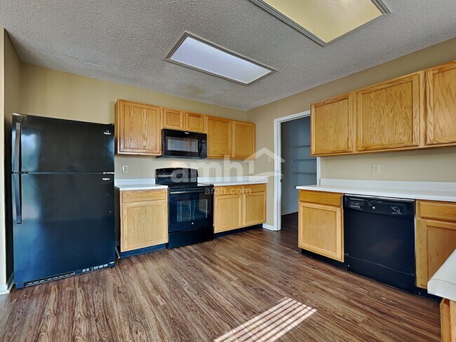 Foto del edificio - 14470 Forsythia Ln