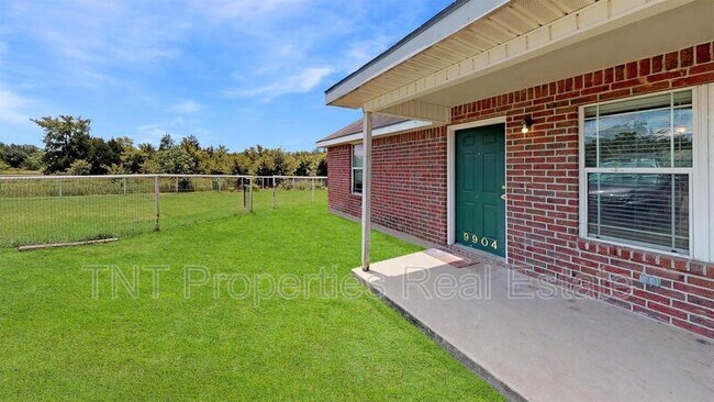 Building Photo - 9902 Risky's Ranch Dr