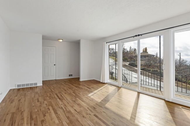 Foto del edificio - 2937 Hyland Hills Rd S