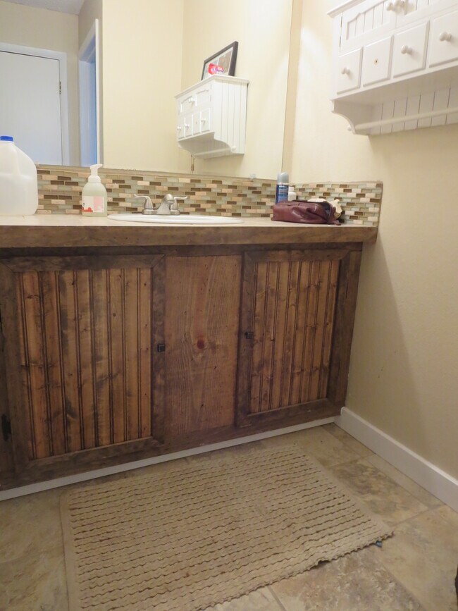upstairs bathroom, separate shower /toilet space - 3423 Madison Ave