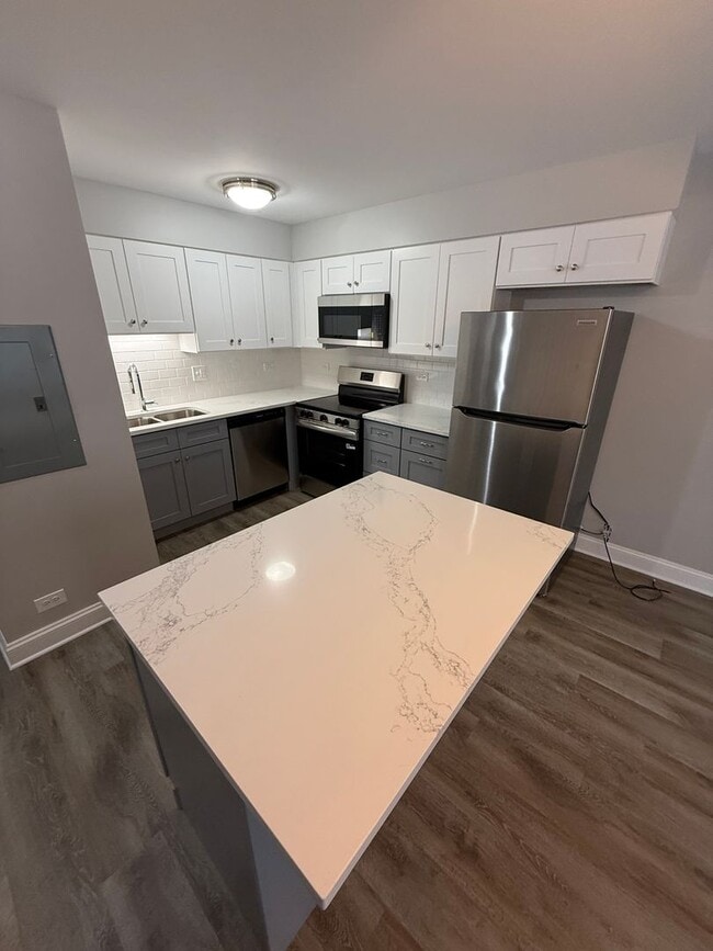 Building Photo - 744 W Gordon Terrace