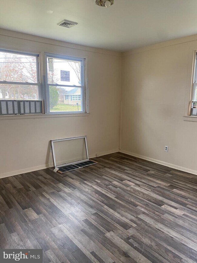 Building Photo - 134 Kinsley Rd