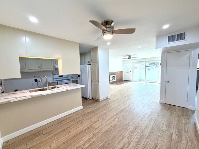 Building Photo - Beautifully Remodeled 2 Bed / 2 Bath Condo in Westarms – Prime Claremont Location!