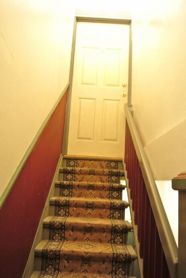 Foto del edificio - Bright and Spacious Second Story One-Bedroom Apartment in Prime Location!