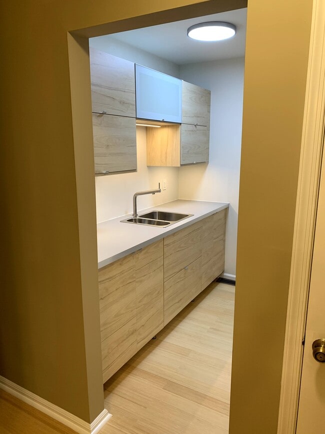Butler Pantry - 54 Parchment Dr