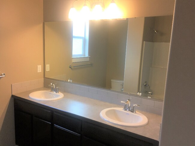 Building Photo - 2038 E Lyra St