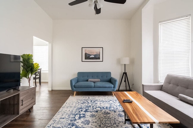 Building Photo - 2334 SE 8th Ave