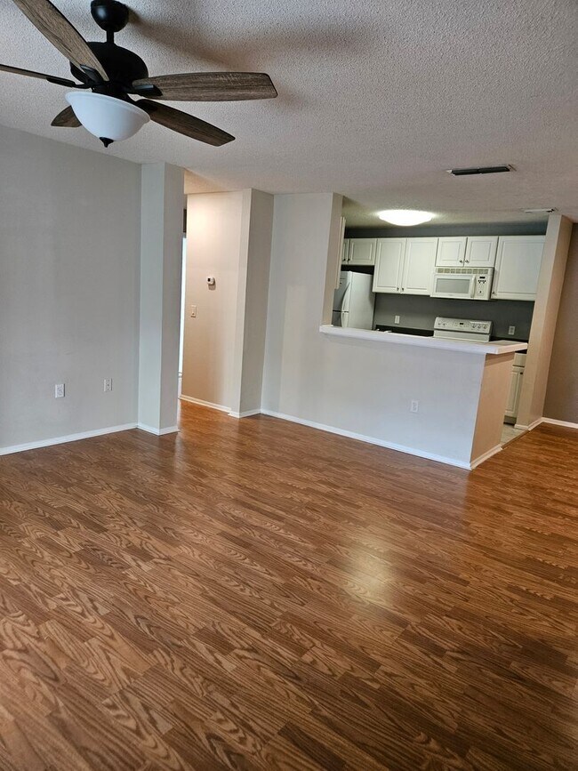 Building Photo - 1 Bed/1 Bath condo in beautiful Highland O...