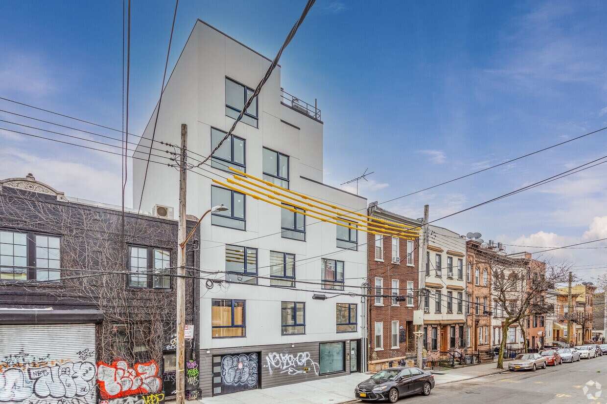 Building Photo - 322 Menahan St