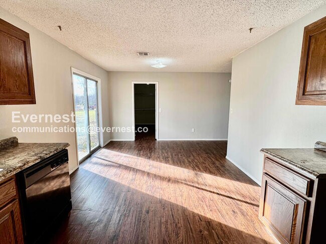 Foto del edificio - 3 Bed/1 Bath Home with Fenced Yard & Garage / Pet-Friendly / Available Now!