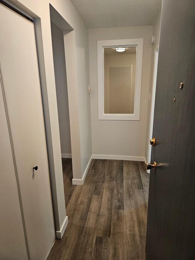 Photo du bâtiment - 16315 96A Av NW