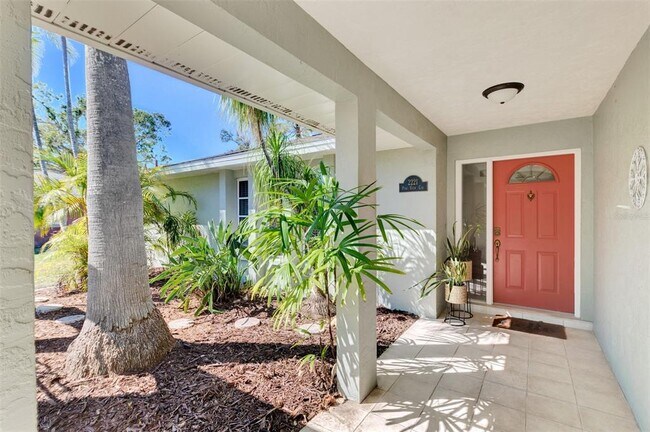 Foto del edificio - 2221 Pine View Cir