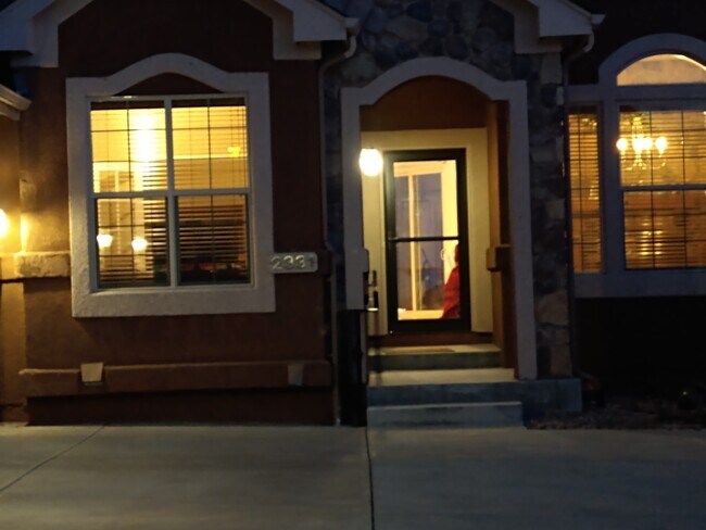 Foto del edificio - 2331 Ledgewood Dr