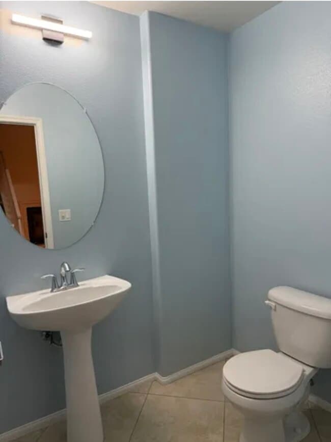 Baño de la planta baja - 28063 Catherine Dr