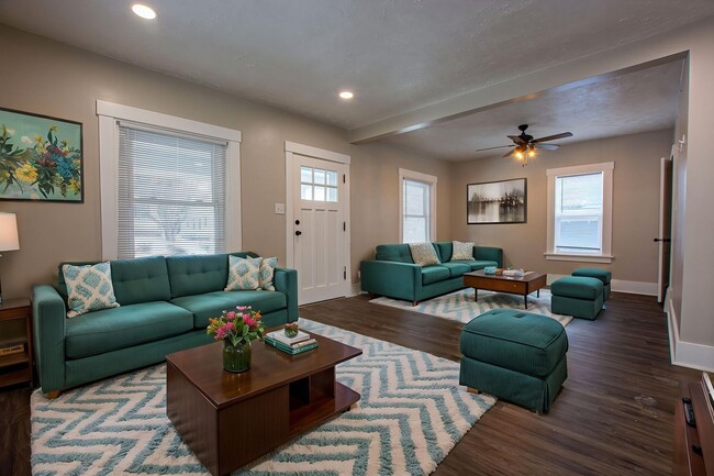 3 Bedroom / 2 Bath Home with Garage off 45th and Leavenworth! - 3 Bedroom / 2 Bath Home with Garage off 45th and Leavenworth!