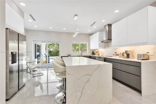 Foto del edificio - 6 br, 4 bath House - 1611 SW 54th Ter