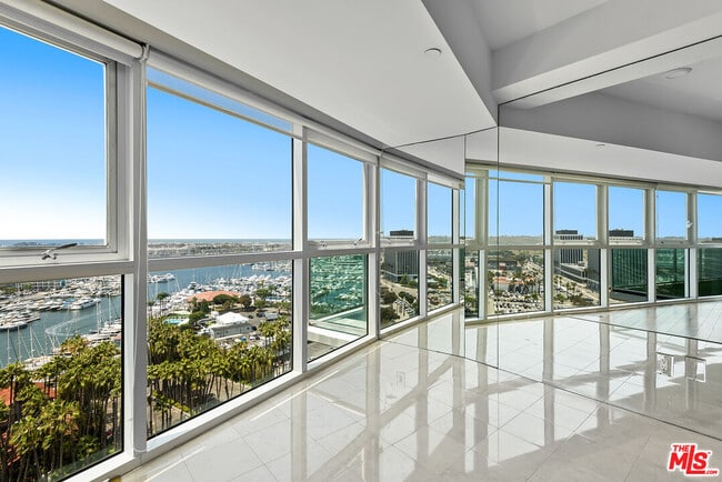 Building Photo - 13600 Marina Pointe Dr