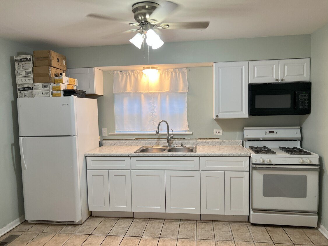 Brand new kitchen - 2603 Rohlwing Rd