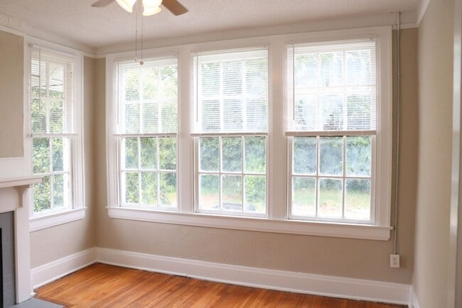 Building Photo - Beautifully renovated 3 bed/1 bath property