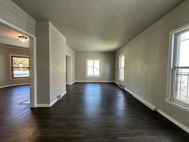 Foto del edificio - Five Bedroom House Available in Battle Creek