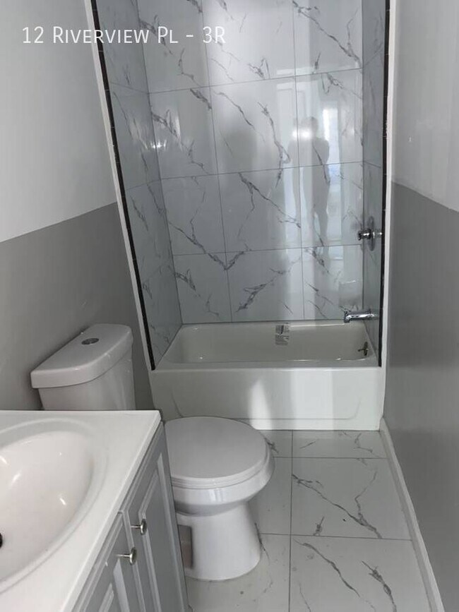 Foto del edificio - 12 Riverview Pl