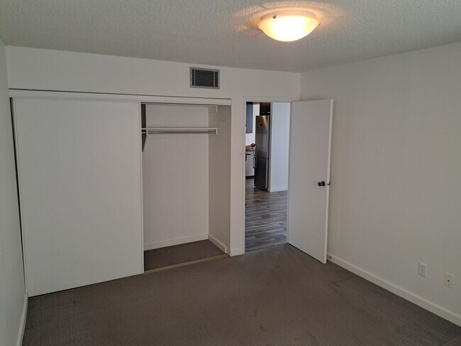 Building Photo - 515 7 Av S