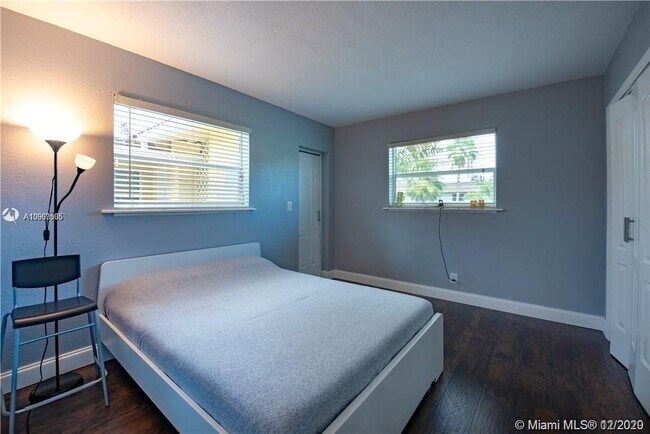 Foto del edificio - 811 NE 14th Pl